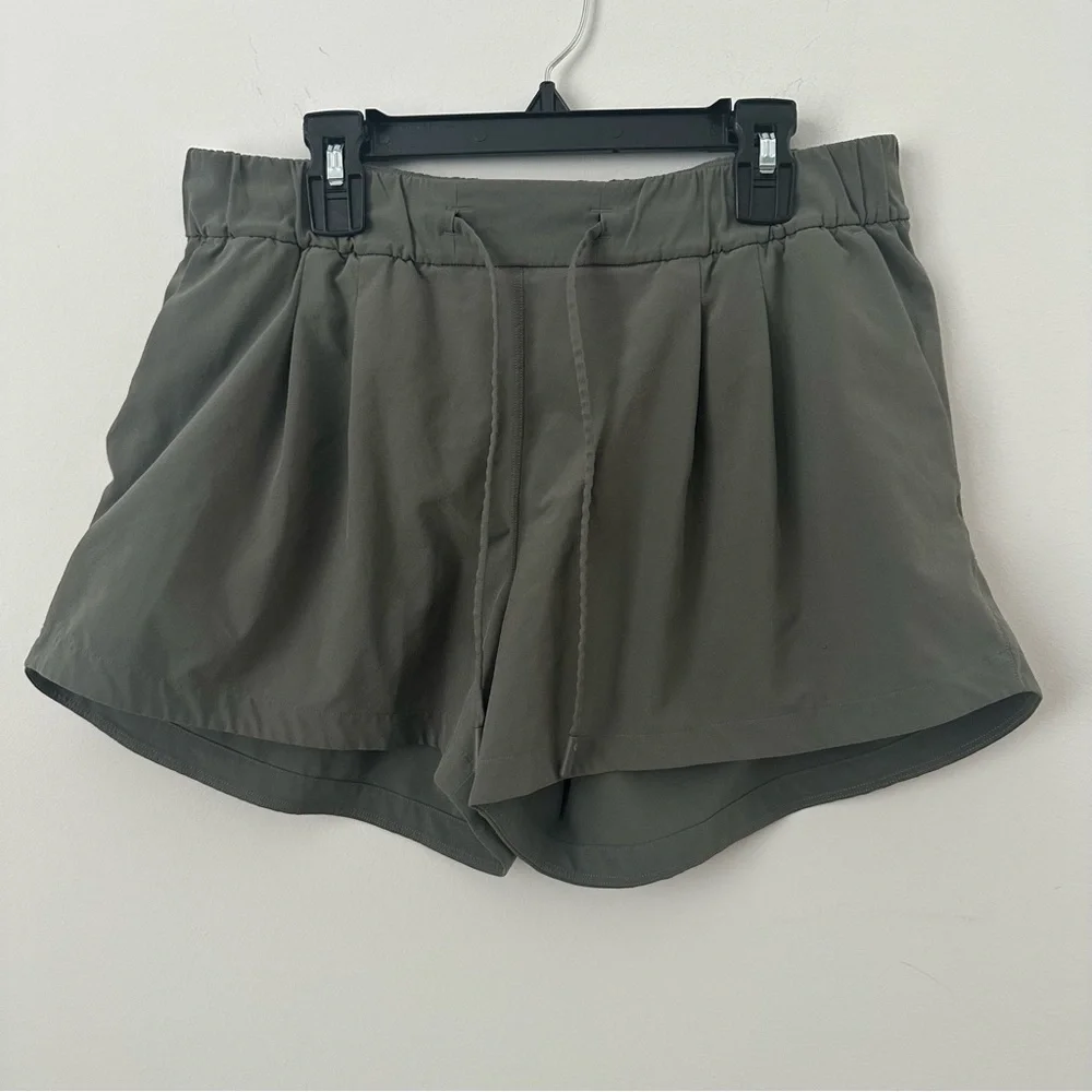 lululemon athletica Stroll At Sundown Women's Athletic Shorts in Charcoal Gray